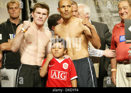 22. Juni 2007 - Las Vegas, NV, USA - JOSE LUIS CASTILLO & seinem Sohn (rechts) und RICKY HATTON halten die IBO WM-Gürtel an den Caesars Palace wiegen-ins für Jr. Weltergewicht IBO Meisterschaft am 23. Juni. Hatton ist als 2: 1 Favorit aufgeführt. (Kredit-Bild: © Mary Ann Owen/ZUMA Press) Stockfoto