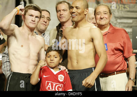 22. Juni 2007 - Las Vegas, NV, USA - JOSE LUIS CASTILLO & seinem Sohn (rechts) und RICKY HATTON halten die IBO WM-Gürtel an den Caesars Palace wiegen-ins für Jr. Weltergewicht IBO Meisterschaft am 23. Juni. Hatton ist als 2: 1 Favorit aufgeführt. (Kredit-Bild: © Mary Ann Owen/ZUMA Press) Stockfoto