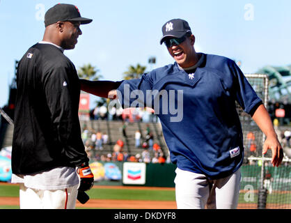 22. Juni 2007 - San Francisco, CA, USA - Sluggers BARRY BONDS von den San Francisco Giants, links, und ALEX RODRIGUEZ von der New York Yankees sind alle Lächeln vor dem Spiel im AT&T Park in San Francisco, Kalifornien, am Freitag, 22. Juni 2007.  (Kredit-Bild: © Ray Chavez/der Oakland Tribune/ZUMA Press) Stockfoto