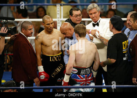 23. Juni 2007 - Las Vegas, NV, USA - RICKY "HITMAN" HATTON (rechts) behielt seinen Jr-Titel im Weltergewicht gegen mexikanische Kampf JOSE LUIS CASTILLO (links) in einem 4. Runde KO bei Thomas Mack Center in Las Vegas, Nevada. JOE CORTEZ gibt Kämpfer Last-Minute-Anweisungen. (Kredit-Bild: © Mary Ann Owen/ZUMA Press) Stockfoto