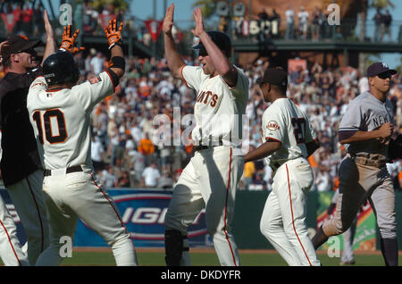 23. Juni 2007 mob - San Francisco, CA, USA - San Francisco Giants Spieler NATE SCHIERHOLTZ, Zentrum, nach seinem Spiel gewinnen einzelne im 13. Inning Weg von New York Yankees Krug Scott Proctor im AT&T Park in San Francisco, CA am Samstag, 23. Juni 2007.  (Kredit-Bild: © Sean Connelley/der Oakland Tribune/ZUMA Press) Stockfoto