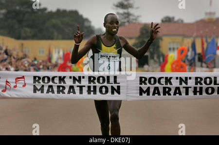 3. Juni 2007 - begann San Diego, CA, USA - Tausende von Teilnehmern im 10. Rennen des San Diego Rock ' n Roll Marathon das Rennen am Sixth Avenue und Palm Street Vorspiel Sixth Avenue, University Avenue. (Kredit-Bild: © Howard Lipin/SDU-T/ZUMA Press) Einschränkungen: LA und Orange County Papiere Rechte heraus! und USA Tabloid Rechte heraus! Stockfoto