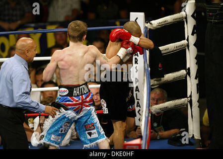 23. Juni 2007 - Las Vegas, NV, USA - RICKY "HITMAN" HATTON behielt seine Jr-Titel im Weltergewicht gegen mexikanische Kampf JOSE LUIS CASTILLO (schwarze Stämme) in einem 4. Runde KO Thomas Mack Center in Las Vegas. (Kredit-Bild: © Mary Ann Owen/ZUMA Press) Stockfoto