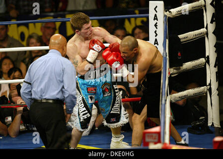 23. Juni 2007 - Las Vegas, NV, USA - RICKY "HITMAN" HATTON behielt seine Jr-Titel im Weltergewicht gegen mexikanische Kampf JOSE LUIS CASTILLO (schwarze Stämme) in einem 4. Runde KO Thomas Mack Center in Las Vegas. (Kredit-Bild: © Mary Ann Owen/ZUMA Press) Stockfoto