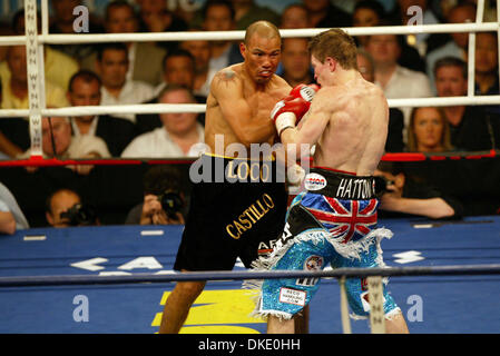 23. Juni 2007 - Las Vegas, NV, USA - RICKY "HITMAN" HATTON behielt seine Jr-Titel im Weltergewicht gegen mexikanische Kampf JOSE LUIS CASTILLO (schwarze Stämme) in einem 4. Runde KO Thomas Mack Center in Las Vegas. (Kredit-Bild: © Mary Ann Owen/ZUMA Press) Stockfoto