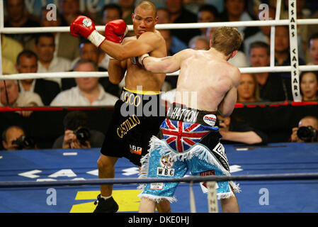 23. Juni 2007 - Las Vegas, NV, USA - RICKY "HITMAN" HATTON behielt seine Jr-Titel im Weltergewicht gegen mexikanische Kampf JOSE LUIS CASTILLO (schwarze Stämme) in einem 4. Runde KO Thomas Mack Center in Las Vegas. (Kredit-Bild: © Mary Ann Owen/ZUMA Press) Stockfoto