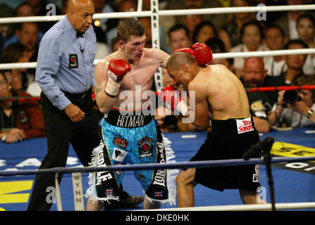 23. Juni 2007 - Las Vegas, NV, USA - RICKY "HITMAN" HATTON behielt seine Jr-Titel im Weltergewicht gegen mexikanische Kampf JOSE LUIS CASTILLO (schwarze Stämme) in einem 4. Runde KO Thomas Mack Center in Las Vegas. (Kredit-Bild: © Mary Ann Owen/ZUMA Press) Stockfoto