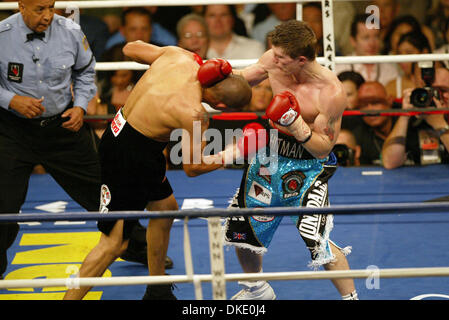 23. Juni 2007 - Las Vegas, NV, USA - RICKY "HITMAN" HATTON behielt seine Jr-Titel im Weltergewicht gegen mexikanische Kampf JOSE LUIS CASTILLO (schwarze Stämme) in einem 4. Runde KO Thomas Mack Center in Las Vegas. (Kredit-Bild: © Mary Ann Owen/ZUMA Press) Stockfoto