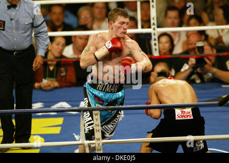 23. Juni 2007 - Las Vegas, NV, USA - RICKY "HITMAN" HATTON behielt seine Jr-Titel im Weltergewicht gegen mexikanische Kampf JOSE LUIS CASTILLO (schwarze Stämme) in einem 4. Runde KO Thomas Mack Center in Las Vegas. (Kredit-Bild: © Mary Ann Owen/ZUMA Press) Stockfoto