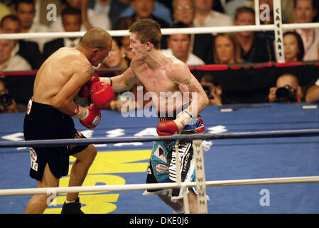 23. Juni 2007 - Las Vegas, NV, USA - RICKY "HITMAN" HATTON behielt seine Jr-Titel im Weltergewicht gegen mexikanische Kampf JOSE LUIS CASTILLO (schwarze Stämme) in einem 4. Runde KO Thomas Mack Center in Las Vegas. (Kredit-Bild: © Mary Ann Owen/ZUMA Press) Stockfoto