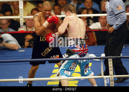 23. Juni 2007 - Las Vegas, NV, USA - RICKY "HITMAN" HATTON behielt seine Jr-Titel im Weltergewicht gegen mexikanische Kampf JOSE LUIS CASTILLO (schwarze Stämme) in einem 4. Runde KO Thomas Mack Center in Las Vegas. (Kredit-Bild: © Mary Ann Owen/ZUMA Press) Stockfoto