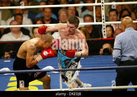 23. Juni 2007 - Las Vegas, NV, USA - RICKY "HITMAN" HATTON behielt seine Jr-Titel im Weltergewicht gegen mexikanische Kampf JOSE LUIS CASTILLO (schwarze Stämme) in einem 4. Runde KO Thomas Mack Center in Las Vegas. (Kredit-Bild: © Mary Ann Owen/ZUMA Press) Stockfoto