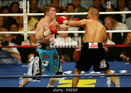 23. Juni 2007 - Las Vegas, NV, USA - RICKY "HITMAN" HATTON behielt seine Jr-Titel im Weltergewicht gegen mexikanische Kampf JOSE LUIS CASTILLO (schwarze Stämme) in einem 4. Runde KO Thomas Mack Center in Las Vegas. (Kredit-Bild: © Mary Ann Owen/ZUMA Press) Stockfoto