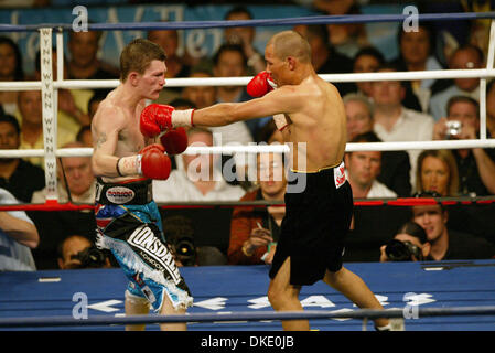 23. Juni 2007 - Las Vegas, NV, USA - RICKY "HITMAN" HATTON behielt seine Jr-Titel im Weltergewicht gegen mexikanische Kampf JOSE LUIS CASTILLO (schwarze Stämme) in einem 4. Runde KO Thomas Mack Center in Las Vegas. (Kredit-Bild: © Mary Ann Owen/ZUMA Press) Stockfoto