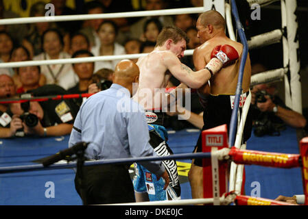 23. Juni 2007 - Las Vegas, NV, USA - RICKY "HITMAN" HATTON behielt seine Jr-Titel im Weltergewicht gegen mexikanische Kampf JOSE LUIS CASTILLO (schwarze Stämme) in einem 4. Runde KO Thomas Mack Center in Las Vegas. (Kredit-Bild: © Mary Ann Owen/ZUMA Press) Stockfoto