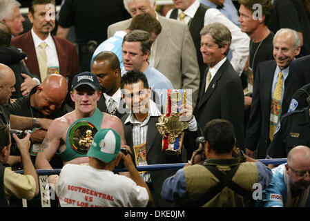 23. Juni 2007 - Las Vegas, NV, USA - RICKY "HITMAN" HATTON behielt seine Jr-Titel im Weltergewicht gegen mexikanische Kampf JOSE LUIS CASTILLO (schwarze Stämme) in einem 4. Runde KO Thomas Mack Center in Las Vegas. RICKY HATTON mit all seinen WM-Gürtel, Boxer MARCO ANTONIO BARRERA (rechts) hält der Ringpartie Magazin. (Kredit-Bild: © Mary Ann Owen/ZUMA Press) Stockfoto