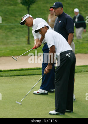 3. Juli 2007 - Bethesda, MD, USA - TIGER WOODS und ehemalige Stanford Team mate NOTAH BEGAY während einer Proberunde für das AT&T nationale PGA-Turnier im Congressional Country Club in Bethesda.   (Kredit-Bild: © James Berglie/ZUMA Press) Stockfoto