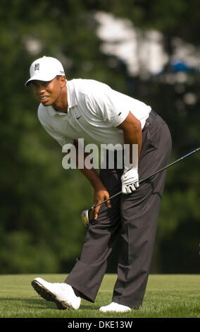 3. Juli 2007 - Bethesda, MD, USA - Welt auf Platz Nr. 1 Golfer TIGER WOODS, starrt hinunter seinen Ball während einer Proberunde auf nationaler AT&T auf Congressional Kurs. (Kredit-Bild: © Mannie Garcia/ZUMA Press) Stockfoto