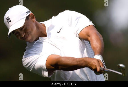 3. Juli 2007 - Bethesda, MD, USA - Welt auf Platz Nr. 1 Golfer TIGER WOODS, Treffer ein Bügeleisen während einer Praxis Runden im AT&T National im Congressional Country Club in Bethesda, Maryland, 3. Juli 2007. (Kredit-Bild: © Mannie Garcia/ZUMA Press) Stockfoto