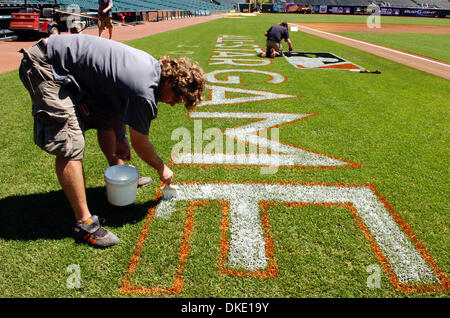 6. Juli 2007 - San Francisco, CA, USA - San Francisco Giants Head Platzwart Scott MacVicar malt einen All-Star Game-Banner auf dem Feld im AT&T Park in San Francisco am 6. Juli 2007.  (Kredit-Bild: © Sean Connelley/der Oakland Tribune/ZUMA Press) Stockfoto