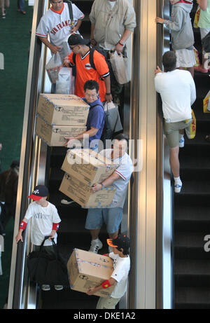 6. Juli 2007 - San Francisco, CA, USA - Baseball-Fans voller Erinnerungsstücke die elektrische Treppe nehmen nach unten während der All-Star FanFest-Veranstaltung im Moscone West Center in San Francisco, Kalifornien, auf Freitag, 6. Juli 2007. (Kredit-Bild: © Ray Chavez/der Oakland Tribune/ZUMA Press) Stockfoto