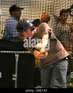 6. Juli 2007 - San Francisco, CA, USA - Davis Holstege, 14 von Los Altos hämmert einen Ball an den batting Cages während der All-Star FanFest im Moscone West Center in San Francisco, Kalifornien, auf Freitag, 6. Juli 2007. (Kredit-Bild: © Ray Chavez/der Oakland Tribune/ZUMA Press) Stockfoto