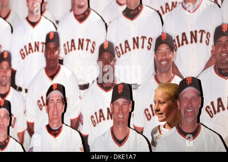 6. Juli 2007 - San Francisco, CA, USA - Lauren Yarwood, 10, San Bruno hat ihr Foto mit den San Francisco Giants Team Ausschnitt als eine der Hauptattraktionen während der All-Star FanFest im Moscone West Center in San Francisco, Kalifornien, auf Freitag, 6. Juli 2007 zu sehen. (Kredit-Bild: © Ray Chavez/der Oakland Tribune/ZUMA Press) Stockfoto