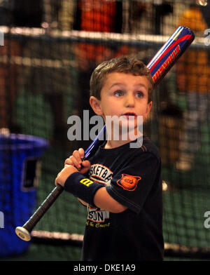 6. Juli 2007 - San Francisco, CA, USA - Gabriel Federighi, 3 der San Carlos schaut seinem Vater, wie er auf einen Platz in der batting Cage während der All-Star FanFest im Moscone West Center in San Francisco, Kalifornien, auf Freitag, 6. Juli 2007 wartet. (Kredit-Bild: © Ray Chavez/der Oakland Tribune/ZUMA Press) Stockfoto