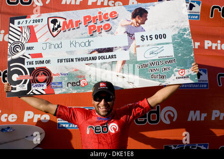 8. Juli 2007 - Durban, Kwa-Zulu Natal, Südafrika - frisch gekrönte Herr Preis Pro Champion Brasilian JIHAD KHODR (im Bild) feiert seinen Sieg bei der Preisverleihung des Herrn Preis Pro in Durbans neuen Pier heute. Khodr übernahm die Führung von Jeremy Flores (Reunion Island) in der zweiten Hälfte der 30-minütige Finale, Entsendung von einem in der Nähe von perfekte Punktzahl von 9.0 (von 10) Welle. Khodr Stockfoto