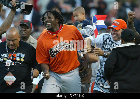 9. Juli 2007 feiert - San Francisco, CA, USA - Los Angeles Angels Vladimir Guerrero nach dem Gewinn der All-Star-Home Run Derby im AT&T Park in San Francisco am 9. Juli 2007.  (Kredit-Bild: © Sean Connelley/der Oakland Tribune/ZUMA Press) Stockfoto