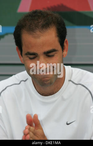 10. Juli 2007 - Newport Beach, CA, USA - PETE SAMPRAS (35) spielt für die Newport Beach Breakers beim World Team Tennis 2007 Event. Sampras gewann alle Zeit Rekord 14 Grand-Slam-Titel im Einzel - sieben Wimbledon Meisterschaften (1993-95, 1997-2000), fünf US Open-Titel (1990, 93, 95, 96, 2002) und zwei Australian Opens (1994, 1997). Fertige rangiert im Jahr No1 in der Welt einen Rekord 6-con Stockfoto