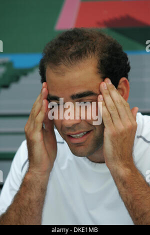 10. Juli 2007 - Newport Beach, CA, USA - PETE SAMPRAS (35) spielt für die Newport Beach Breakers beim World Team Tennis 2007 Event. Sampras gewann alle Zeit Rekord 14 Grand-Slam-Titel im Einzel - sieben Wimbledon Meisterschaften (1993-95, 1997-2000), fünf US Open-Titel (1990, 93, 95, 96, 2002) und zwei Australian Opens (1994, 1997). Fertige rangiert im Jahr No1 in der Welt einen Rekord 6-con Stockfoto