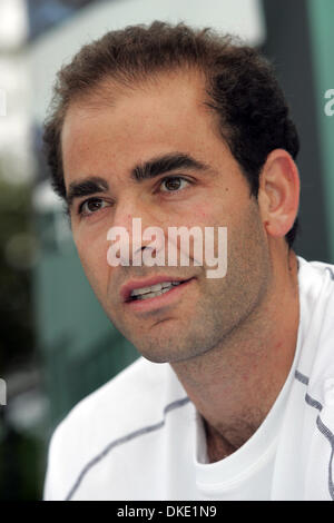 10. Juli 2007 - Newport Beach, CA, USA - PETE SAMPRAS (35) spielt für die Newport Beach Breakers beim World Team Tennis 2007 Event. Sampras gewann alle Zeit Rekord 14 Grand-Slam-Titel im Einzel - sieben Wimbledon Meisterschaften (1993-95, 1997-2000), fünf US Open-Titel (1990, 93, 95, 96, 2002) und zwei Australian Opens (1994, 1997). Fertige rangiert im Jahr No1 in der Welt einen Rekord 6-con Stockfoto