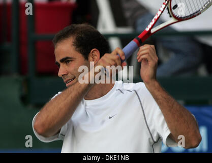 10. Juli 2007 - Newport Beach, CA, USA - PETE SAMPRAS (35) spielt für die Newport Beach Breakers beim World Team Tennis 2007 Event. Sampras gewann alle Zeit Rekord 14 Grand-Slam-Titel im Einzel - sieben Wimbledon Meisterschaften (1993-95, 1997-2000), fünf US Open-Titel (1990, 93, 95, 96, 2002) und zwei Australian Opens (1994, 1997). Fertige rangiert im Jahr No1 in der Welt einen Rekord 6-con Stockfoto