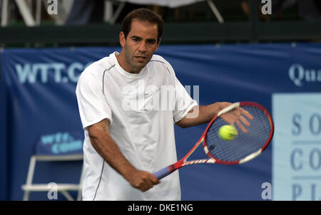 10. Juli 2007 - Newport Beach, CA, USA - PETE SAMPRAS (35) spielt für die Newport Beach Breakers beim World Team Tennis 2007 Event. Sampras gewann alle Zeit Rekord 14 Grand-Slam-Titel im Einzel - sieben Wimbledon Meisterschaften (1993-95, 1997-2000), fünf US Open-Titel (1990, 93, 95, 96, 2002) und zwei Australian Opens (1994, 1997). Fertige rangiert im Jahr No1 in der Welt einen Rekord 6-con Stockfoto