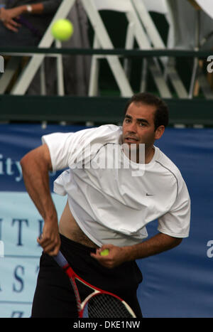 10. Juli 2007 - Newport Beach, CA, USA - PETE SAMPRAS (35) spielt für die Newport Beach Breakers beim World Team Tennis 2007 Event. Sampras gewann alle Zeit Rekord 14 Grand-Slam-Titel im Einzel - sieben Wimbledon Meisterschaften (1993-95, 1997-2000), fünf US Open-Titel (1990, 93, 95, 96, 2002) und zwei Australian Opens (1994, 1997). Fertige rangiert im Jahr No1 in der Welt einen Rekord 6-con Stockfoto