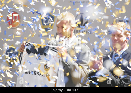 13. Juli 2007 zeigt sein neues Trikot der Los Angeles Galaxy - Carson, CA, USA - David Beckham während seiner offiziellen Präsentation im Home Depot Center in Carson, Kalifornien. (Kredit-Bild: © Branimir Kvartuc/ZUMA Press) Stockfoto