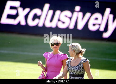 13. Juli 2007 - Carson, CA, USA - VICTORIA BECKHAM macht ihren Weg auf dem Fußballplatz auf der offiziellen Siegerehrung für ihren Ehemann David Beckham im Home Depot Center in Carson, Kalifornien. (Kredit-Bild: © Branimir Kvartuc/ZUMA Press) Stockfoto