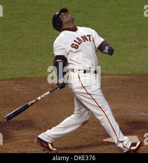 29. Juli 2007 - San Francisco, CA, USA - San Francisco Giants Slugger Barry Bonds zu fliegen ist im 7. Inning während Matt Treanor den Fang während der Aktion gegen die Florida Marlins Samstag, 28. Juli 2007, im AT&T Park in San Francisco, Kalifornien macht (Credit-Bild: © Ron Lewis/San Mateo County Times/ZUMA Press) Stockfoto