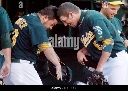 3. August 2007 lockern - Oakland, CA, USA - Oakland Athletics Nick Swisher, links, und Travis Buck, rechts, vor ihrem Spiel gegen die Los Angeles Angels McAfee Coliseum in Oakland auf Freitag, 3. August 2007.   (Kredit-Bild: © Sean Connelley/der Oakland Tribune/ZUMA Press) Stockfoto