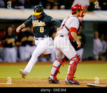 3. August 2007 - Oakland, CA, USA - Oakland Athletics JJ Furmaniak Partituren vor Los Angeles Angels Jeff Mathis im achten Inning McAfee Coliseum in Oakland auf Freitag, 3. August 2007. (Kredit-Bild: © Sean Connelley/der Oakland Tribune/ZUMA Press) Stockfoto