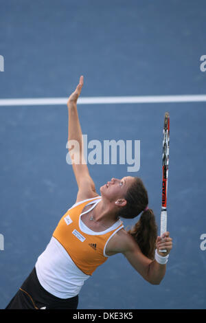 4. August 2007 - San Diego, CA, USA - PATTY SCHNYDER aus der Schweiz dient einen Ball gegen Elena Dementieva aus Russland, während das Halbfinale bei den Acura Classic-Tennis-Turnier in La Costa in der Nähe von San Diego. Schnyder gewann 7: 6 6: 0. (Kredit-Bild: © Wally Nell/ZUMA Press) Stockfoto
