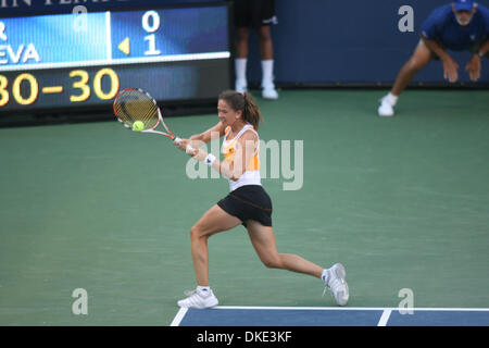 4. August 2007 - San Diego, CA, USA - PATTY SCHNYDER aus der Schweiz dient einen Ball gegen Elena Dementieva aus Russland, während das Halbfinale bei den Acura Classic-Tennis-Turnier in La Costa in der Nähe von San Diego. Schnyder gewann 7: 6 6: 0. (Kredit-Bild: © Wally Nell/ZUMA Press) Stockfoto