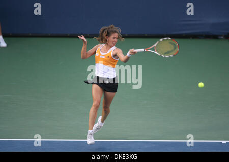 4. August 2007 - San Diego, CA, USA - PATTY SCHNYDER aus der Schweiz dient einen Ball gegen Elena Dementieva aus Russland, während das Halbfinale bei den Acura Classic-Tennis-Turnier in La Costa in der Nähe von San Diego. Schnyder gewann 7: 6 6: 0. (Kredit-Bild: © Wally Nell/ZUMA Press) Stockfoto