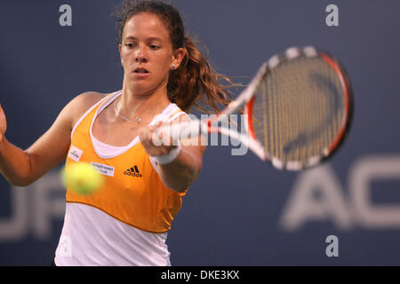 4. August 2007 - San Diego, CA, USA - PATTY SCHNYDER aus der Schweiz dient einen Ball gegen Elena Dementieva aus Russland, während das Halbfinale bei den Acura Classic-Tennis-Turnier in La Costa in der Nähe von San Diego. Schnyder gewann 7: 6 6: 0. (Kredit-Bild: © Wally Nell/ZUMA Press) Stockfoto