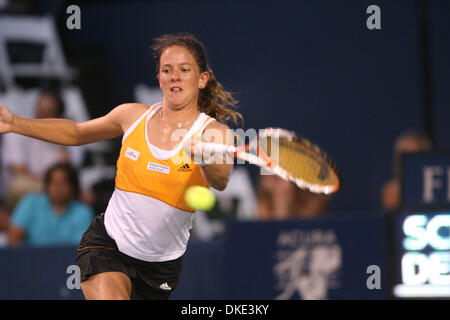4. August 2007 - San Diego, CA, USA - PATTY SCHNYDER aus der Schweiz dient einen Ball gegen Elena Dementieva aus Russland, während das Halbfinale bei den Acura Classic-Tennis-Turnier in La Costa in der Nähe von San Diego. Schnyder gewann 7: 6 6: 0. (Kredit-Bild: © Wally Nell/ZUMA Press) Stockfoto