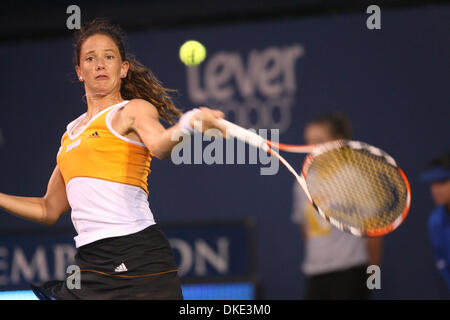 4. August 2007 - San Diego, CA, USA - PATTY SCHNYDER aus der Schweiz dient einen Ball gegen Elena Dementieva aus Russland, während das Halbfinale bei den Acura Classic-Tennis-Turnier in La Costa in der Nähe von San Diego. Schnyder gewann 7: 6 6: 0. (Kredit-Bild: © Wally Nell/ZUMA Press) Stockfoto