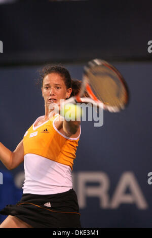 4. August 2007 - San Diego, CA, USA - PATTY SCHNYDER aus der Schweiz dient einen Ball gegen Elena Dementieva aus Russland, während das Halbfinale bei den Acura Classic-Tennis-Turnier in La Costa in der Nähe von San Diego. Schnyder gewann 7: 6 6: 0. (Kredit-Bild: © Wally Nell/ZUMA Press) Stockfoto