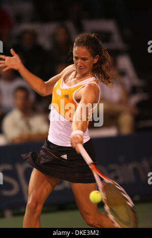 4. August 2007 - San Diego, CA, USA - PATTY SCHNYDER aus der Schweiz dient einen Ball gegen Elena Dementieva aus Russland, während das Halbfinale bei den Acura Classic-Tennis-Turnier in La Costa in der Nähe von San Diego. Schnyder gewann 7: 6 6: 0. (Kredit-Bild: © Wally Nell/ZUMA Press) Stockfoto