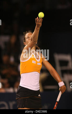 4. August 2007 - San Diego, CA, USA - PATTY SCHNYDER aus der Schweiz dient einen Ball gegen Elena Dementieva aus Russland, während das Halbfinale bei den Acura Classic-Tennis-Turnier in La Costa in der Nähe von San Diego. Schnyder gewann 7: 6 6: 0. (Kredit-Bild: © Wally Nell/ZUMA Press) Stockfoto
